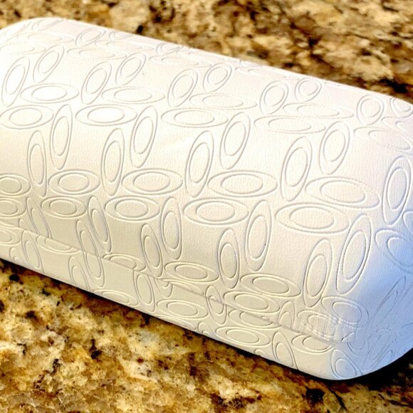 Oakley White Sunglasses Clamshell Case Textured Clean Cloth Bag Protection EUC - Picture 2 of 13